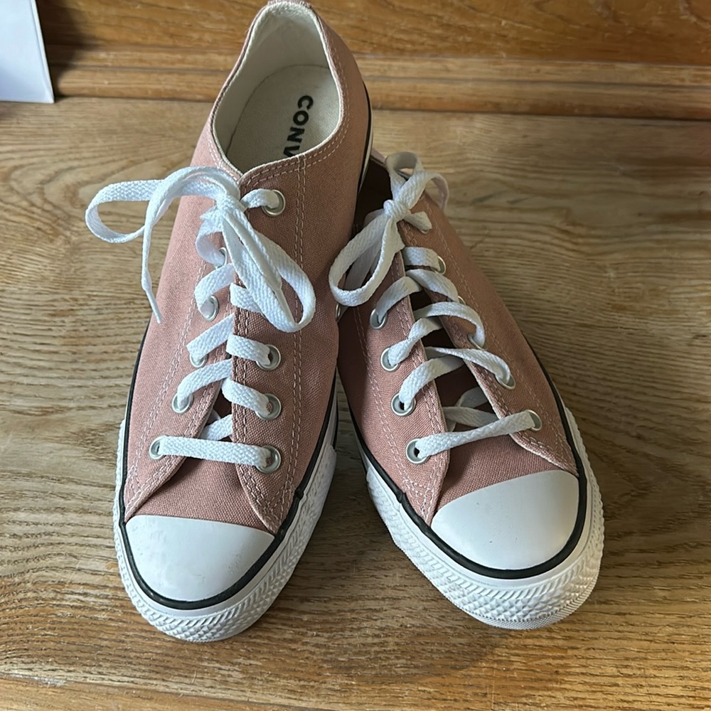 NEVER WORN CONVERSE